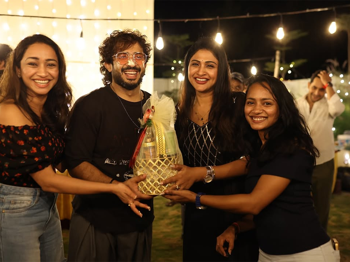 Anchor Ravi Birthday Celebrations Photo Goes Viral20