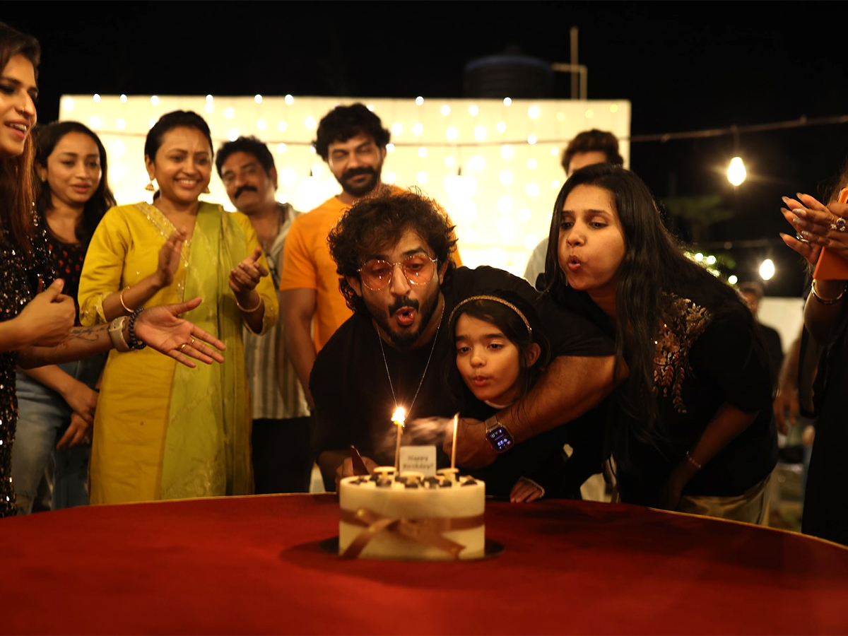 Anchor Ravi Birthday Celebrations Photo Goes Viral5