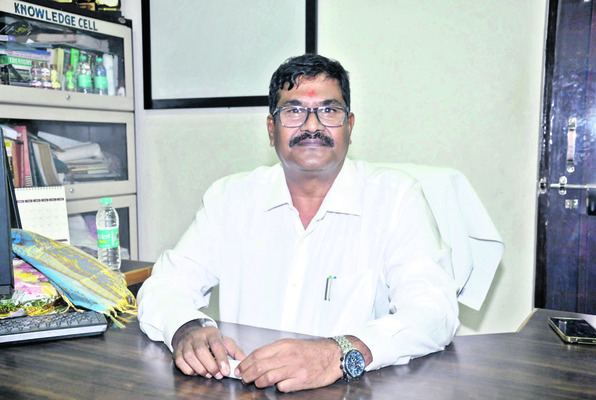 కుక్కలు ఎక్కువగా ఉన్నాయి 
2