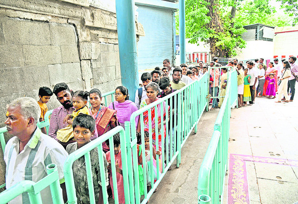 తర్పణం.. కిక్కిరిసిన ‘తీర్థం’4