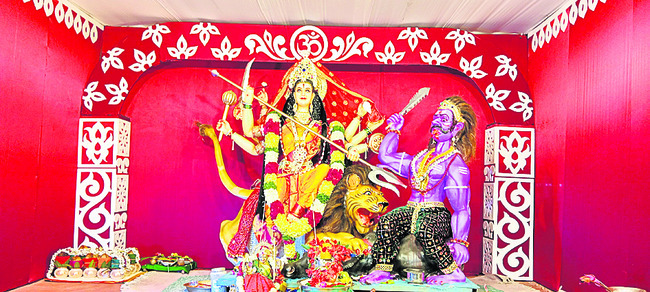 కొలువుదీరిన అమ్మవారు1