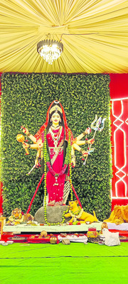 కొలువుదీరిన అమ్మవారు2