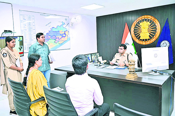 అర్జీలను నిర్లక్ష్యం చేయొద్దు 1
