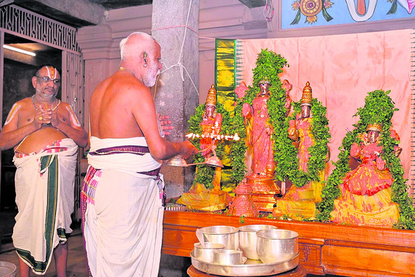 శాస్త్రోక్తంగా నవరాత్రి ఉత్సవాలకు శ్రీకారం 1