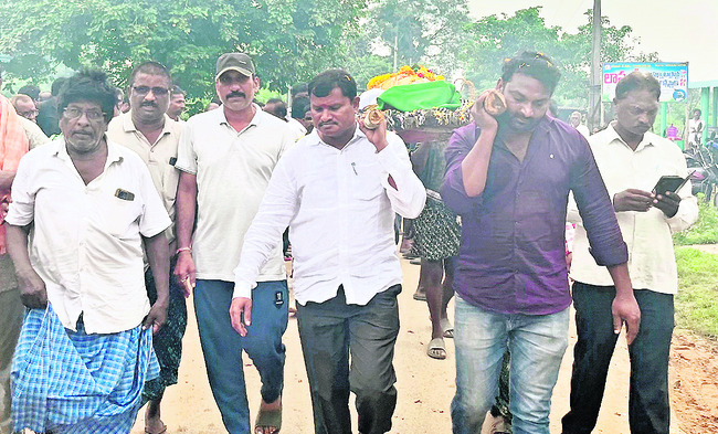 పాడె మోసిన ఎమ్మెల్యే జారె1