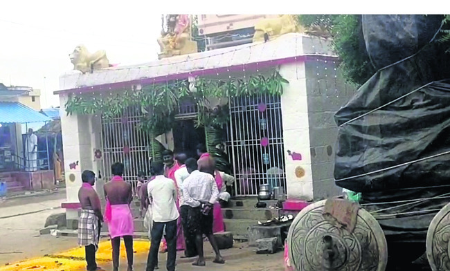 ఆలయంలోకి దళితులకు ప్రవేశం లేదా? 1