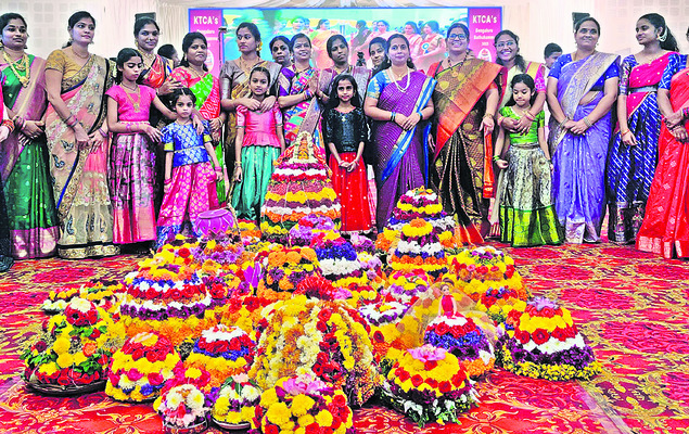బంగారు బతుకమ్మ ఉయ్యాలో2