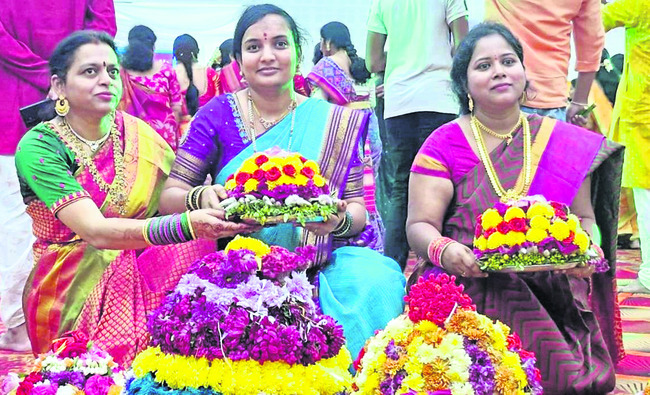 బంగారు బతుకమ్మ ఉయ్యాలో1
