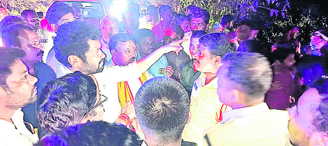 ప్రైవేట్ ట్రావెల్స్ బస్సు బోల్తా1