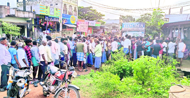 యూరియా కోసం బారులు1