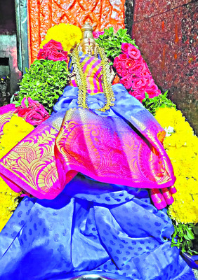 కొలువుదీరిన అమ్మవారు1