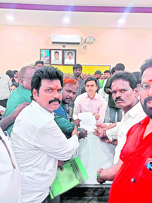 కదం తొక్కిన విద్యుత్‌ ఉద్యోగులు 
2