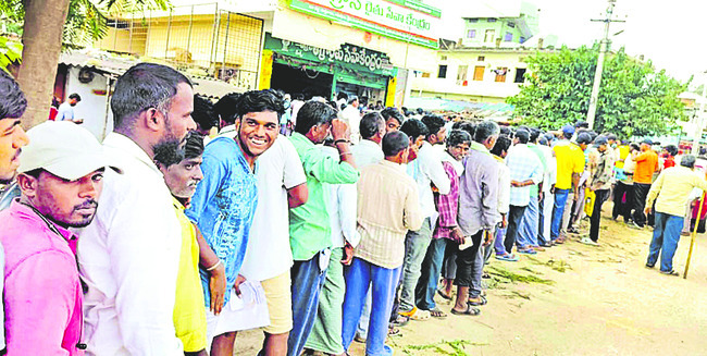 అవే బారులు.. తప్పని అవస్థలు1
