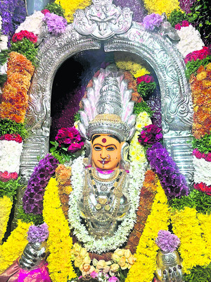 వినతులపై దృష్టి పెట్టండి1