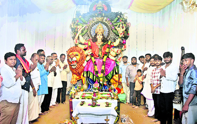 తహసీల్దార్ కార్యాలయం వద్ద..1