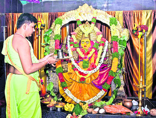 తహసీల్దార్ కార్యాలయం వద్ద..3