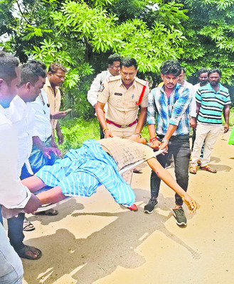 లారీ ఢీకొని ఇద్దరు దుర్మరణం 2