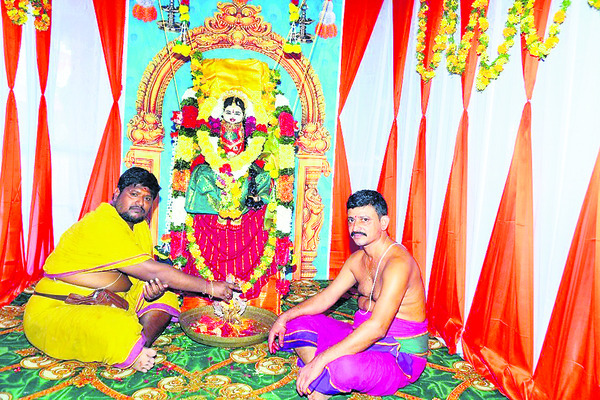 బాలాత్రిపుర సుందరీ దేవిగా పెద్దమ్మతల్లి1