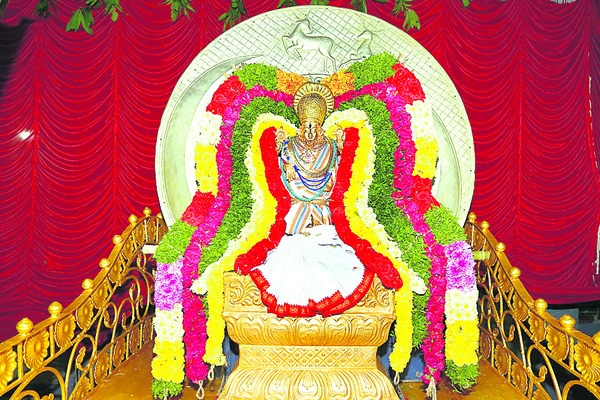 కొలువుదీరిన అమ్మవారు2