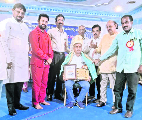 సామాజిక సేవలకు గుర్తింపుగా పురస్కారం1
