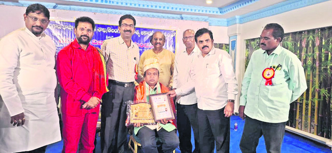 రోడ్లు ఇలా.. ప్రయాణం ఎలా?1