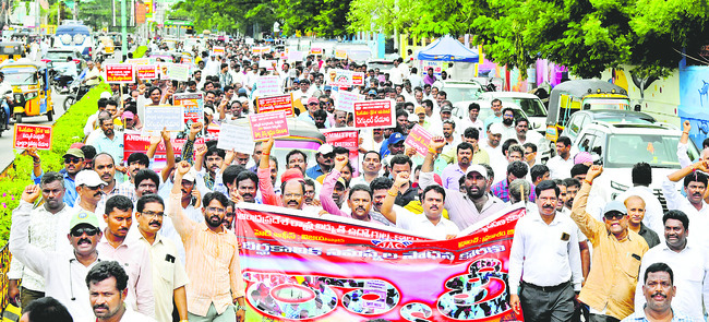 విద్యుత్ ఉద్యోగుల నిరసన గళం1