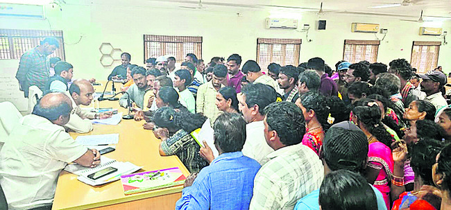 పీజీఆర్‌ఎస్‌కు అర్జీల వెల్లువ 1