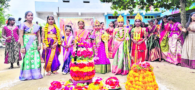దేవీ వైభవం... భక్తుల తన్మయం 1