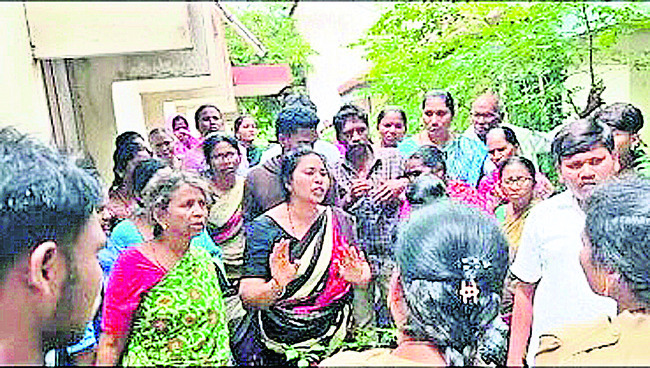 సమస్యలు పరిష్కరించాలని డిమాండ్‌1