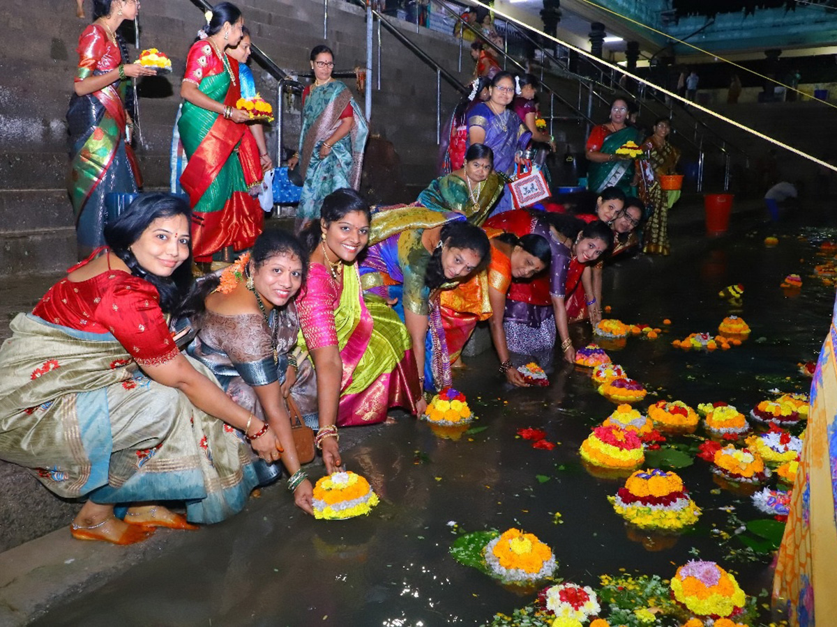 Bathukamma Celebrations 2025 In Telangana Photos1
