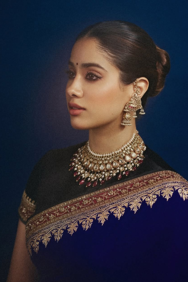 Janhvi Kapoor Beautifully Rewears Her mother Sridevi Saree Photos13