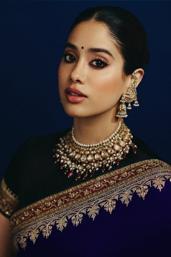 Janhvi Kapoor Beautifully Rewears Her mother Sridevi Saree Photos14