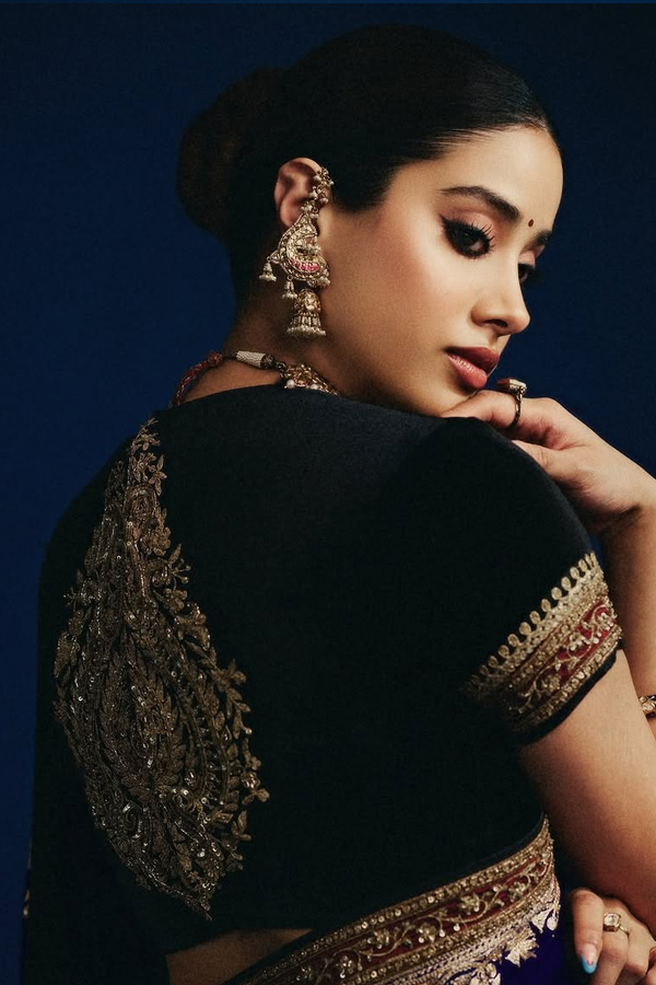 Janhvi Kapoor Beautifully Rewears Her mother Sridevi Saree Photos15