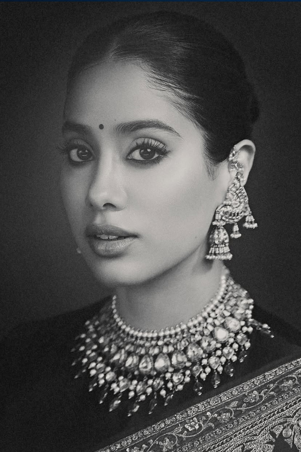 Janhvi Kapoor Beautifully Rewears Her mother Sridevi Saree Photos16
