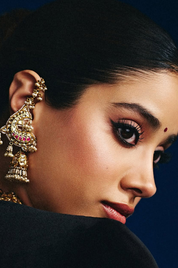 Janhvi Kapoor Beautifully Rewears Her mother Sridevi Saree Photos18