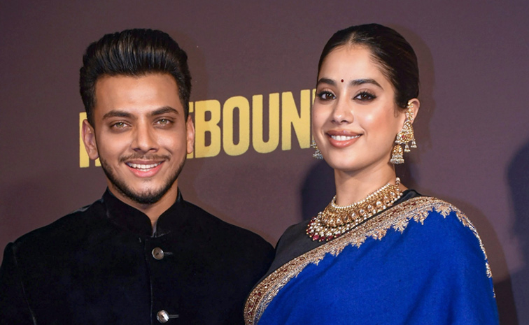 Janhvi Kapoor Beautifully Rewears Her mother Sridevi Saree Photos3