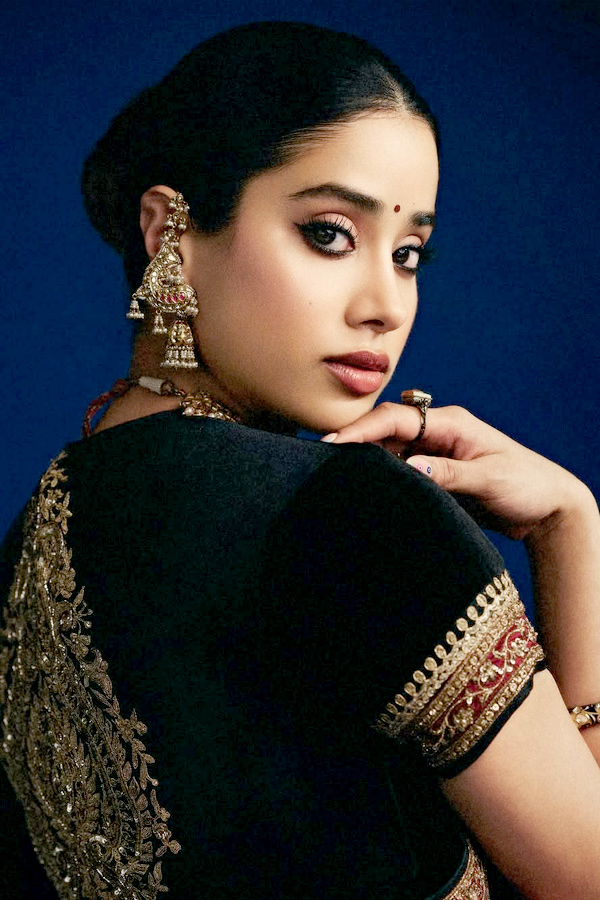 Janhvi Kapoor Beautifully Rewears Her mother Sridevi Saree Photos5