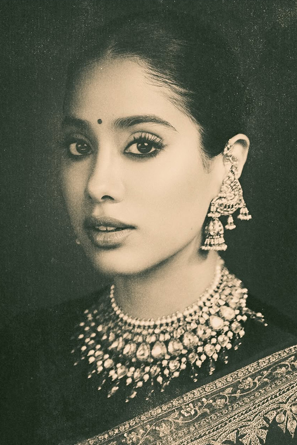 Janhvi Kapoor Beautifully Rewears Her mother Sridevi Saree Photos6