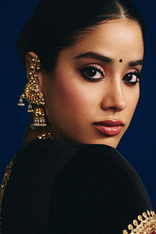 Janhvi Kapoor Beautifully Rewears Her mother Sridevi Saree Photos7