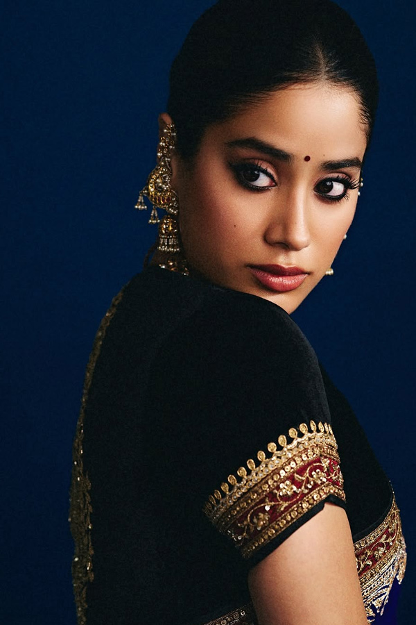Janhvi Kapoor Beautifully Rewears Her mother Sridevi Saree Photos8