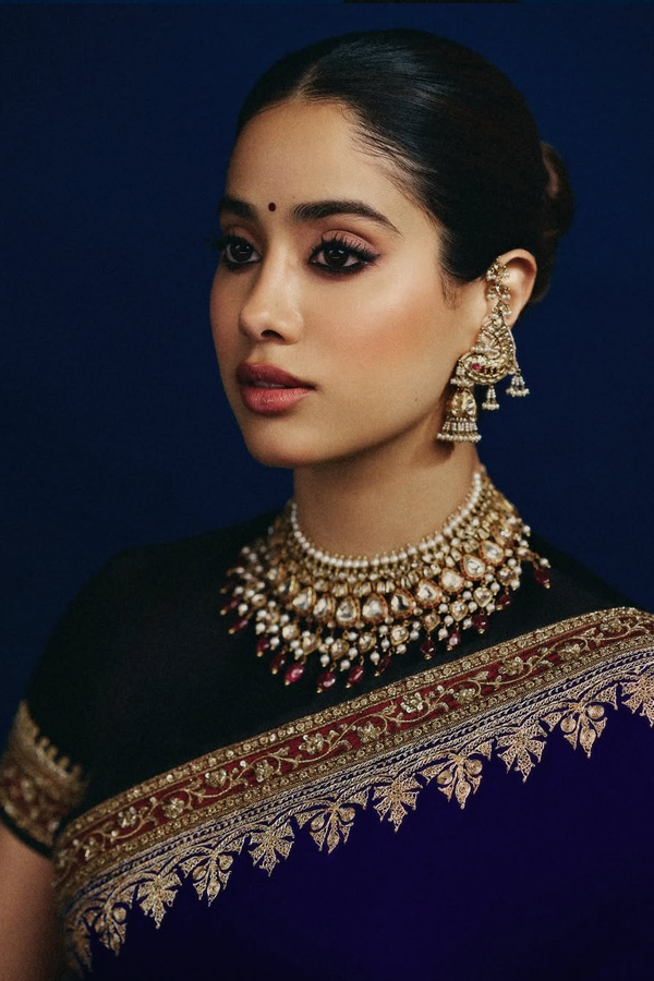 Janhvi Kapoor Beautifully Rewears Her mother Sridevi Saree Photos9