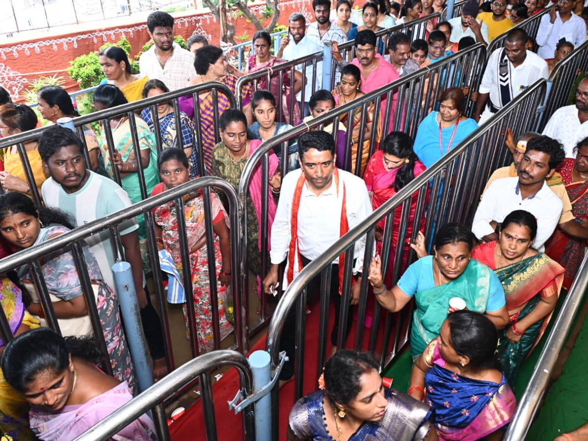 Sri Gayatri Devi Alankaram Day 2 : Huge Devotees Rush In Vijayawada Kanaka Durga Temple Photos20
