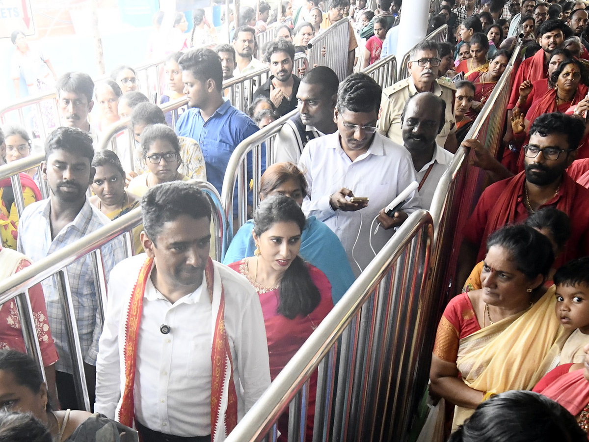 Sri Gayatri Devi Alankaram Day 2 : Huge Devotees Rush In Vijayawada Kanaka Durga Temple Photos21