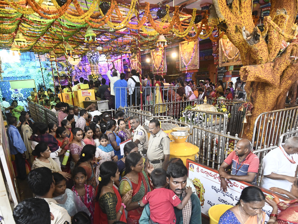 Sri Gayatri Devi Alankaram Day 2 : Huge Devotees Rush In Vijayawada Kanaka Durga Temple Photos26