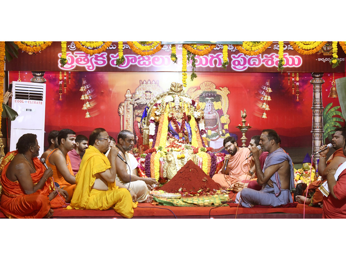 Sri Gayatri Devi Alankaram Day 2 : Huge Devotees Rush In Vijayawada Kanaka Durga Temple Photos7