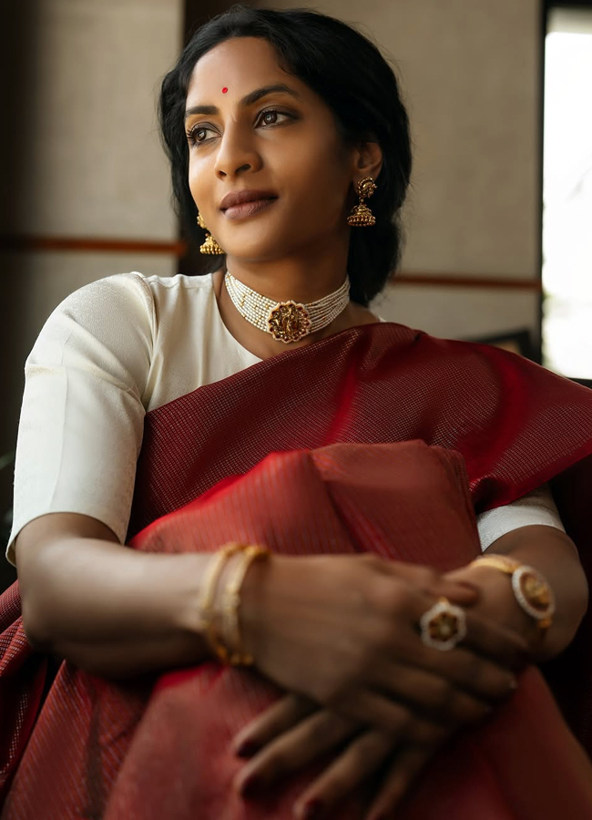 OG actress Shriya Reddy looks dazzling in a saree11