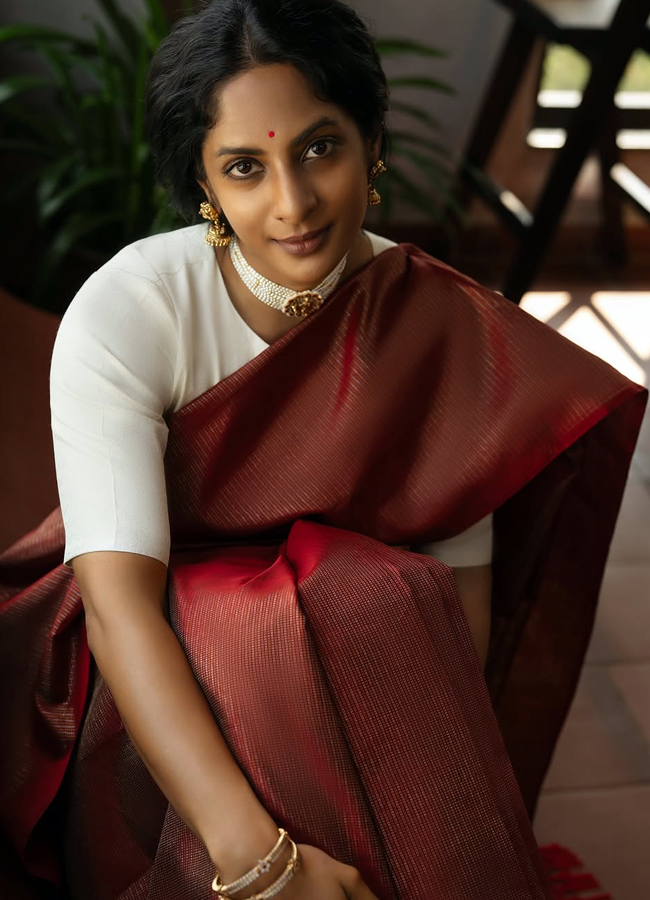 OG actress Shriya Reddy looks dazzling in a saree13