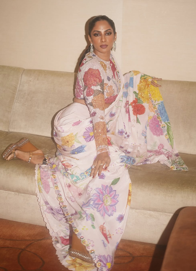 OG actress Shriya Reddy looks dazzling in a saree3