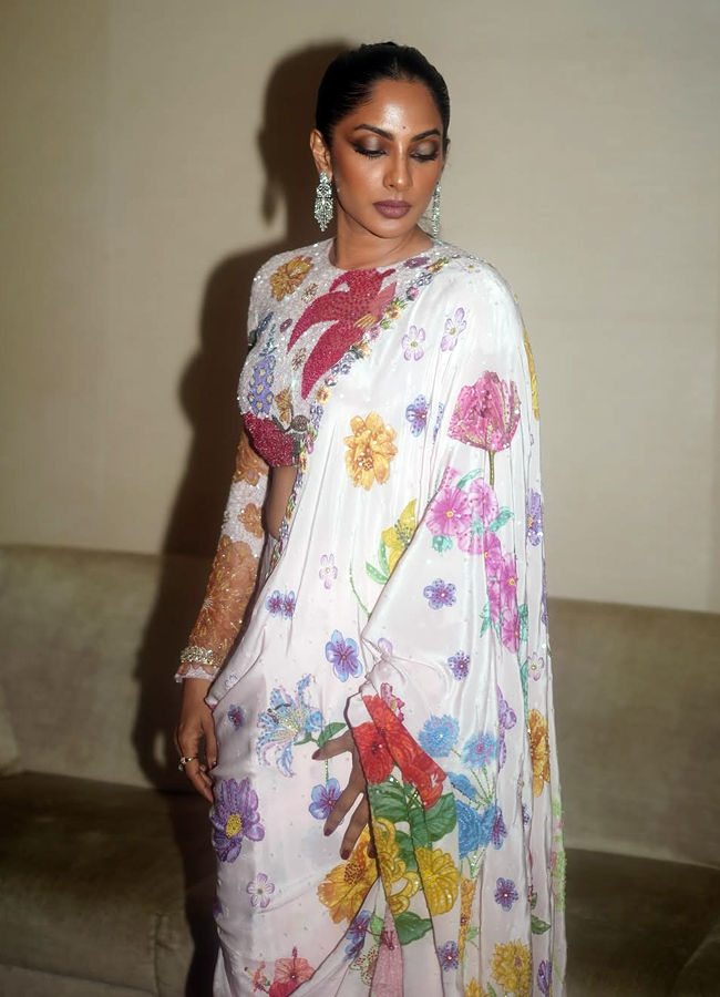 OG actress Shriya Reddy looks dazzling in a saree4