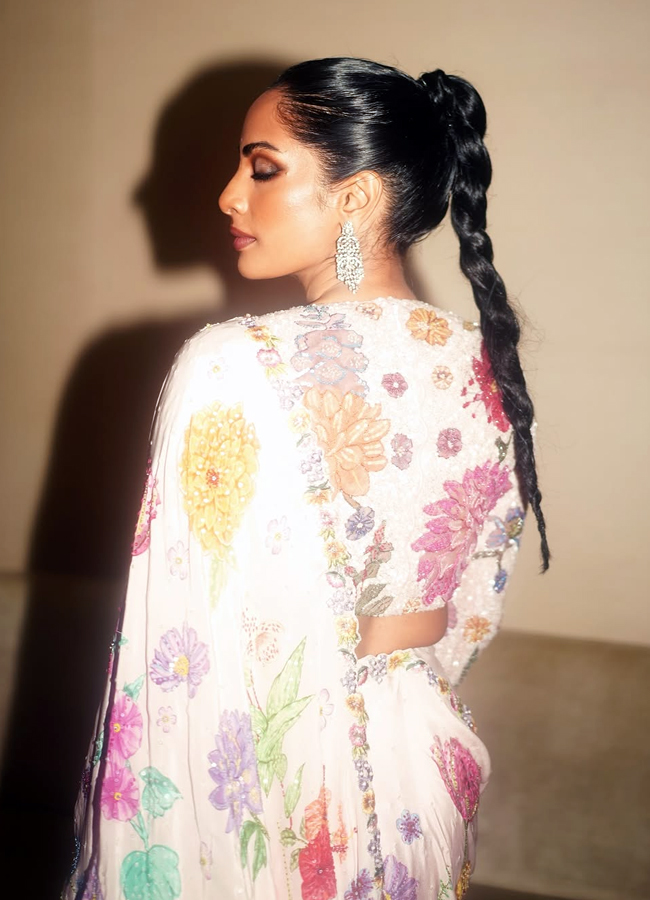 OG actress Shriya Reddy looks dazzling in a saree7